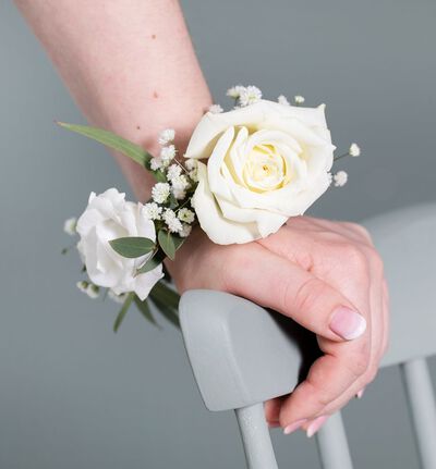 Armbånd med hvit rose